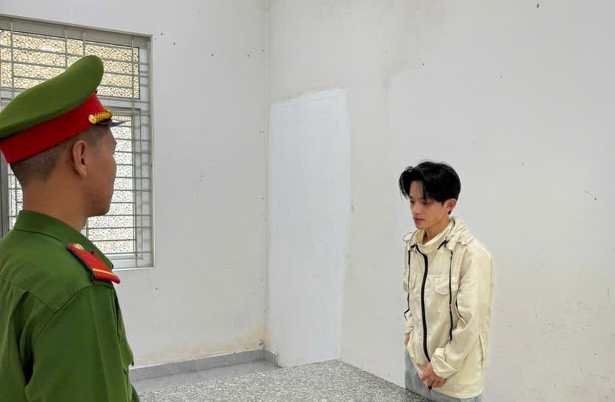 Thi hành lệnh bắt tạm giam ‘cô đồng’ Nguyễn Đức Quyền SN 2001