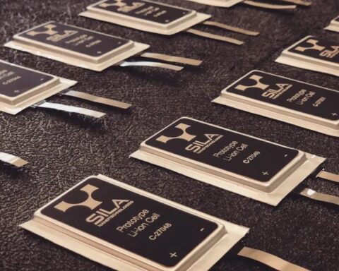 Pin càng ‘trâu’, máy càng mỏng: Apple, Samsung và Google có đang bỏ lỡ cuộc chơi lớn nhất của smartphone?