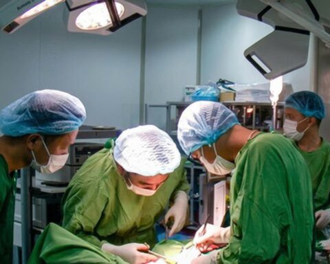 Đau bụng kéo dài, đi khám mới biết mắc cùng lúc 2 khối ung thư