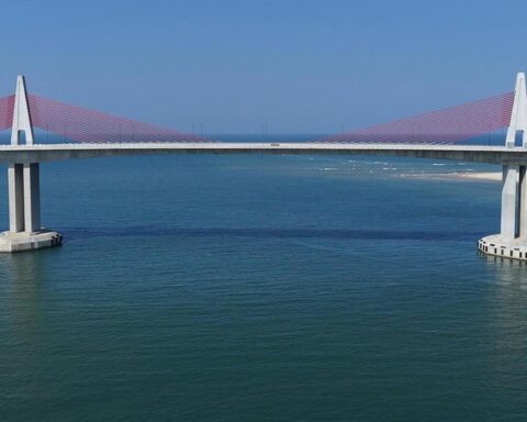 Việt Nam sắp hoàn thành cầu vượt biển dài nhất miền Trung trị giá 2.400 tỷ, chuẩn bị thông xe vào đúng dịp đặc biệt