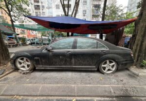 Ô tô Mercedes S63 bị bỏ quên 10 năm trên vỉa hè Hà Nội là tang vật vụ án