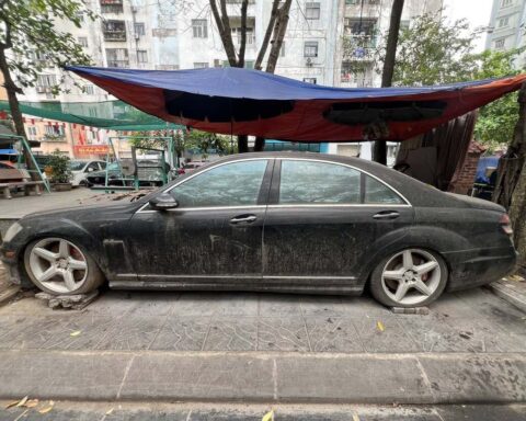 Ô tô Mercedes S63 bị bỏ quên 10 năm trên vỉa hè Hà Nội là tang vật vụ án