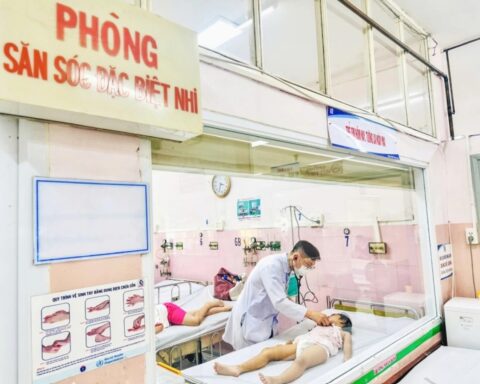 TP.HCM: Bánh flan và canh bắp cải khiến 266 học sinh tiểu học ngộ độc