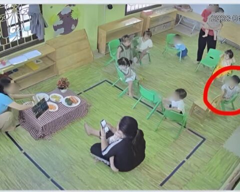 Chồng gửi bức ảnh con đang đi học, vợ xem xong cười đau ruột: “Anh sao vậy anh Hậu?”