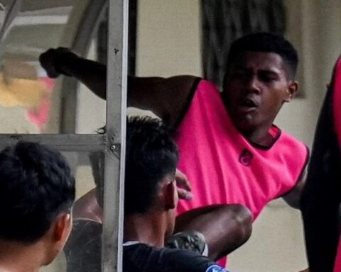 Cầu thủ Indonesia gây phẫn nộ, xông phi đạp thẳng người đối thủ