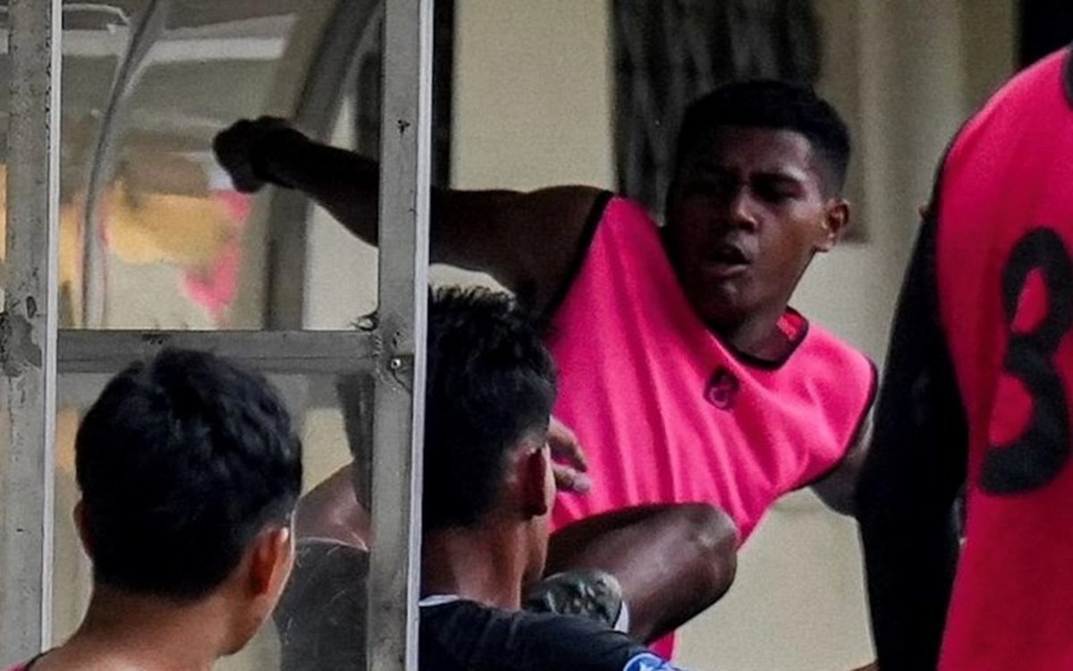 Cầu thủ Indonesia gây phẫn nộ, xông phi đạp thẳng người đối thủ