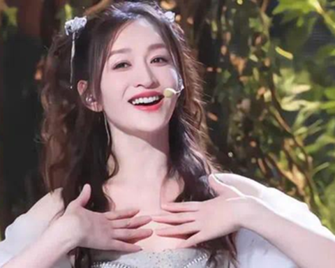 “Chị đẹp Đạp gió” hot nhất lúc này: Lý Tiểu Nhiễm ở tuổi 50 vẫn trẻ đẹp da mướt collagen, bí quyết nằm ở 2 điểm