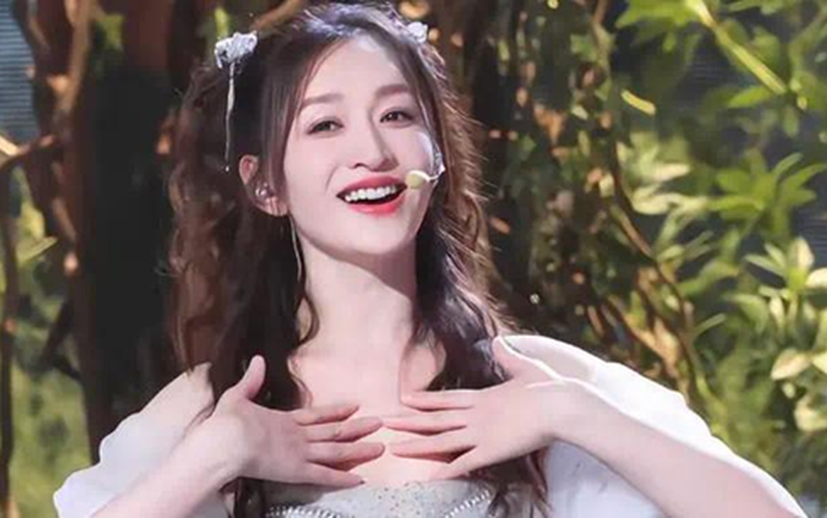 “Chị đẹp Đạp gió” hot nhất lúc này: Lý Tiểu Nhiễm ở tuổi 50 vẫn trẻ đẹp da mướt collagen, bí quyết nằm ở 2 điểm