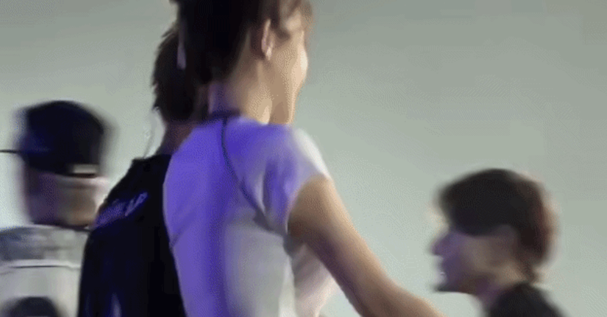 Quân A.P chính thức ra mắt vợ yêu 14 năm, nắm tay nhau công khai trên sân khấu