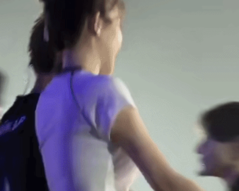 Quân A.P chính thức ra mắt vợ yêu 14 năm, nắm tay nhau công khai trên sân khấu