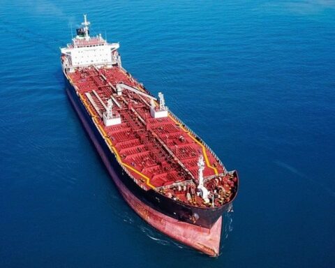 Công ty quản lý đội tàu chở dầu lớn nhất Việt Nam báo lãi tăng đột biến, cổ phiếu “bốc đầu” kịch trần