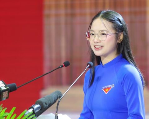 Profile siêu xịn của nữ đoàn viên áo xanh đang HOT nhất MXH: Vừa lên mạng đã va phải “con nhà người ta”!