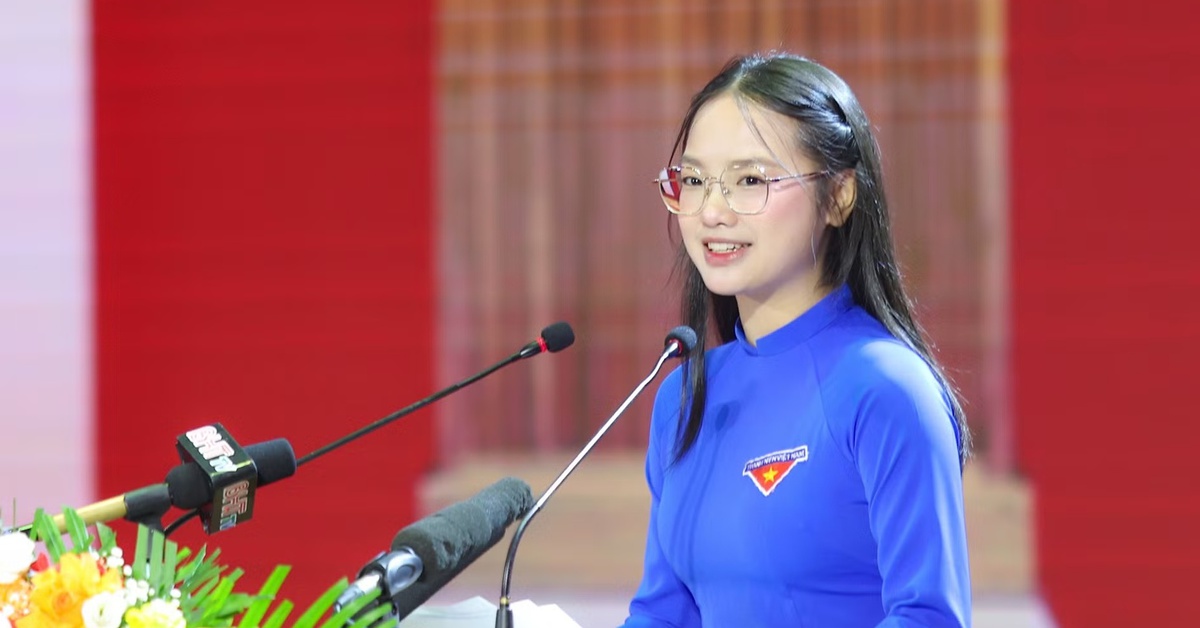 Profile siêu xịn của nữ đoàn viên áo xanh đang HOT nhất MXH: Vừa lên mạng đã va phải “con nhà người ta”!