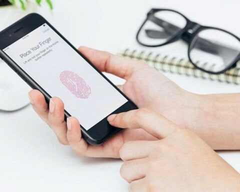 Vì sao không nên sử dụng vân tay, khuôn mặt để mở khóa điện thoại?