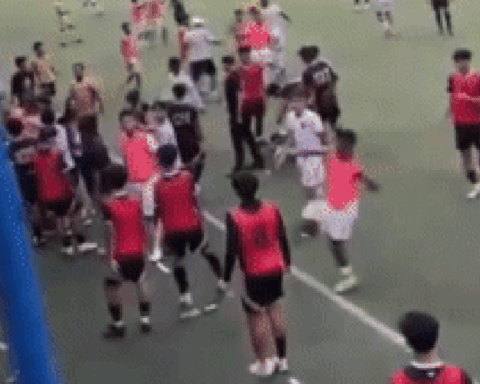 Cầu thủ Indonesia tung kungfu gãy vai đối thủ thừa nhận: “ngu ngốc, dại dột”