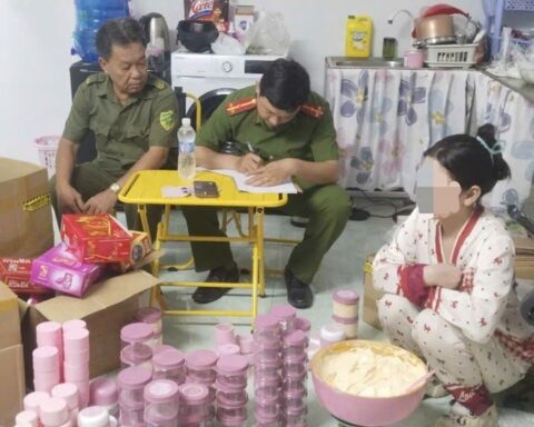 Cô gái 19 tuổi “sản xuất” mỹ phẩm trắng da bằng máy đánh trứng: Sự thật phía sau khiến nhiều người rùng mình