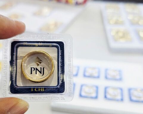 Giá vàng miếng, vàng nhẫn tăng mạnh, PNJ lãi lớn