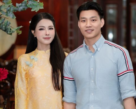 Văn Thanh bảnh bao đi hỏi vợ, nàng WAG xinh khác hẳn ngày thường