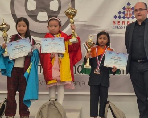 Đỉnh miễn bàn: Bé gái 8 tuổi giành HCV cờ vua thế giới về cho Việt Nam