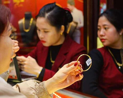 Giá vàng hôm nay 22/4: Lao dốc không phanh, giảm hơn 100 USD/ounce