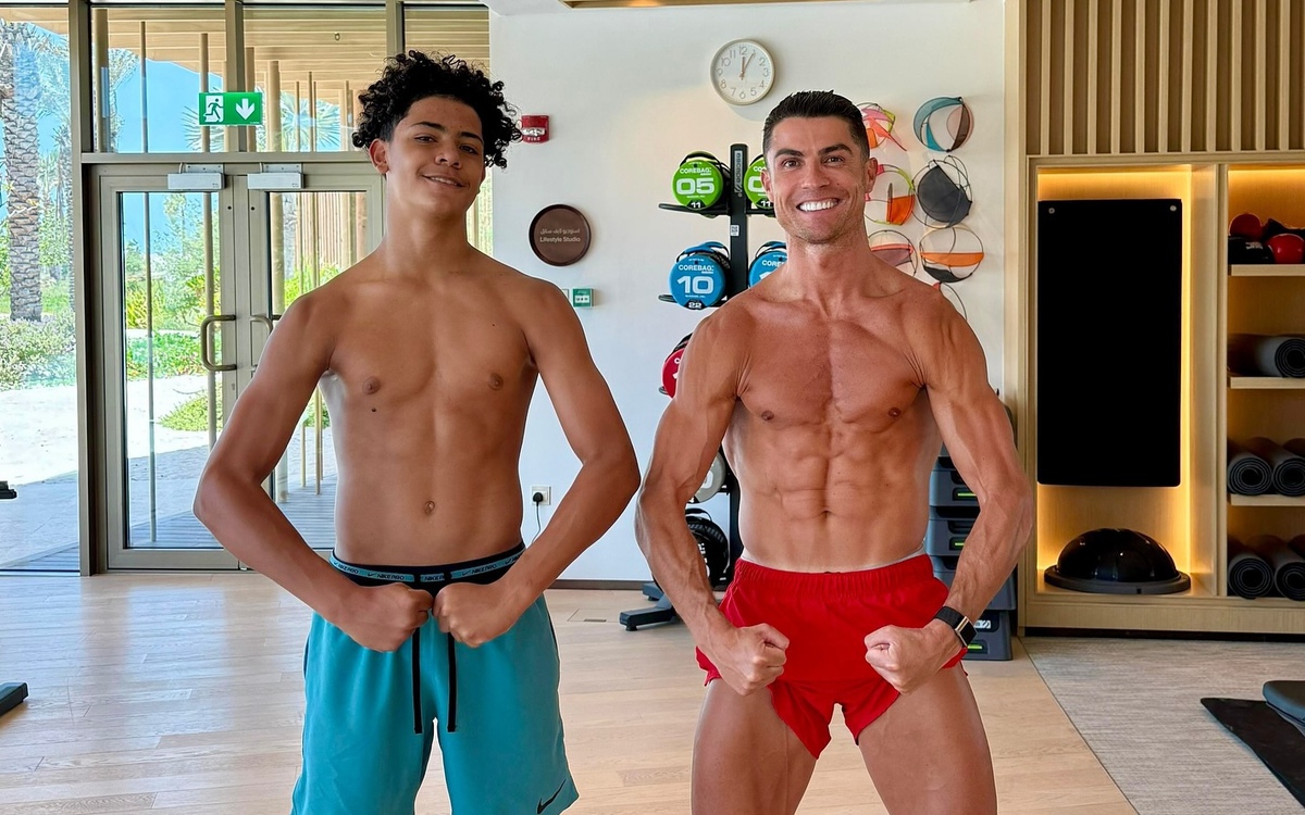 Ronaldo và con trai sắp đá chung một CLB, kỷ lục chưa từng có trong lịch sử bóng đá
