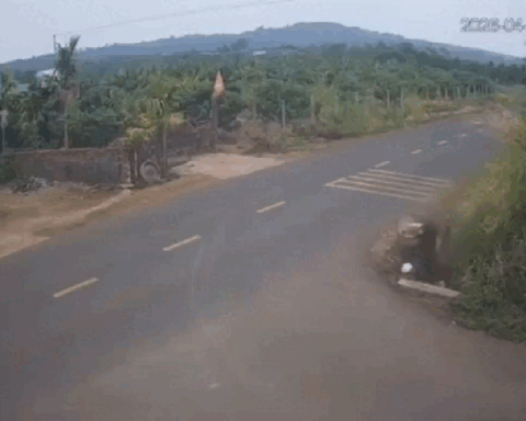 Vụ nam sinh lao xe xuống mương tử vong: Đình chỉ một thiếu tá CSGT để phục vụ điều tra