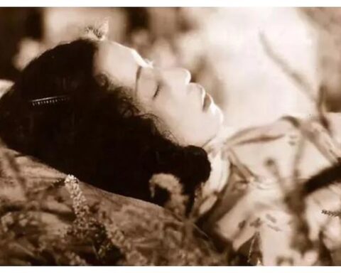 Một mỹ nhân qua đời từng làm cả Thượng Hải xúc động, 300.000 người đưa tang dài 5km, 5 người tự vẫn theo vì quá đau buồn