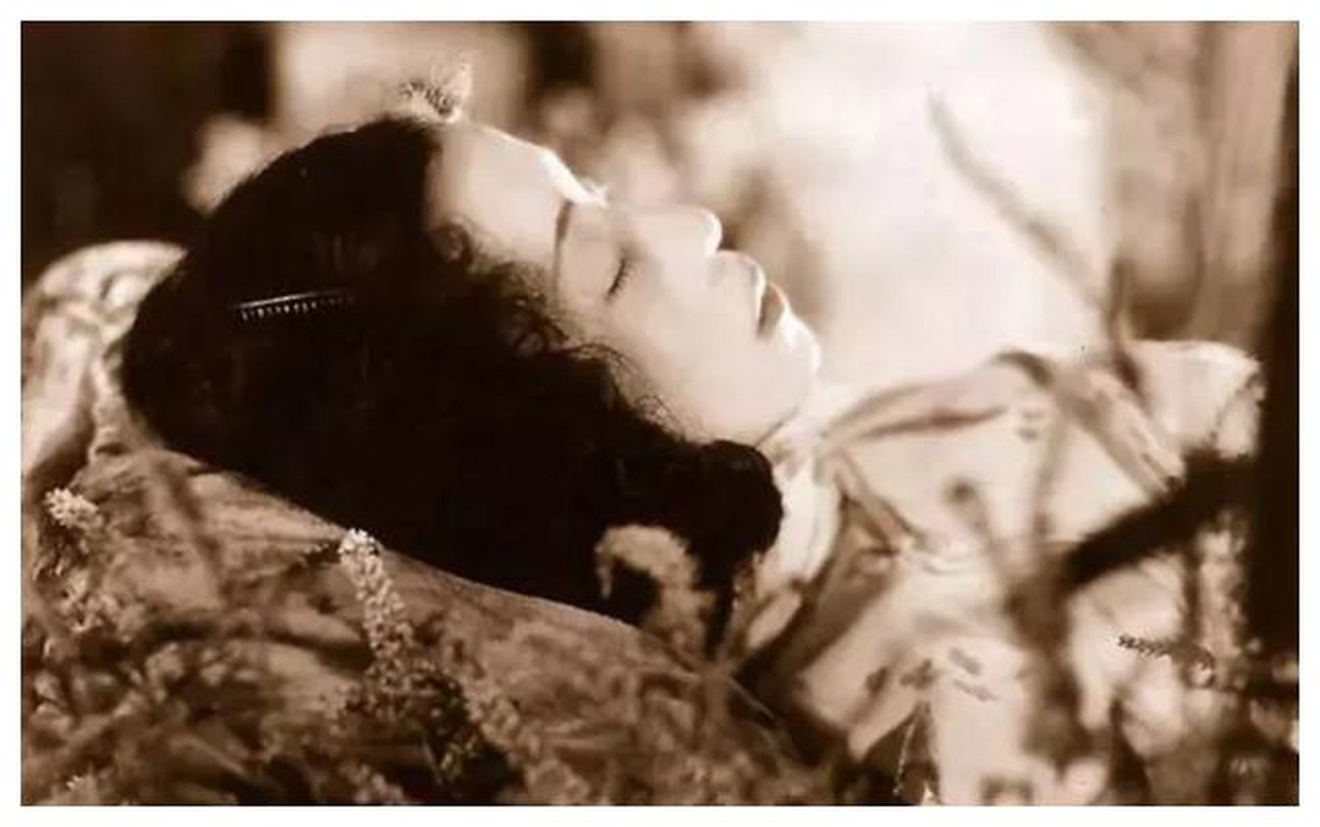 Một mỹ nhân qua đời từng làm cả Thượng Hải xúc động, 300.000 người đưa tang dài 5km, 5 người tự vẫn theo vì quá đau buồn