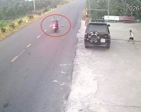 Bé trai đá bóng ra đường khiến người đi xe máy ngã tử vong: Ai chịu trách nhiệm?