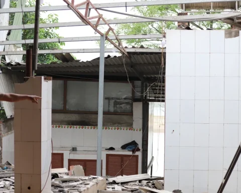 Sụt lún bất thường ven sông Thao, nhiều nhà nứt toác, chính quyền phải lập chốt dã chiến