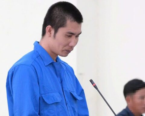 Người đàn ông bóp cổ bạn gái rồi đặt hoa hồng lên thi thể