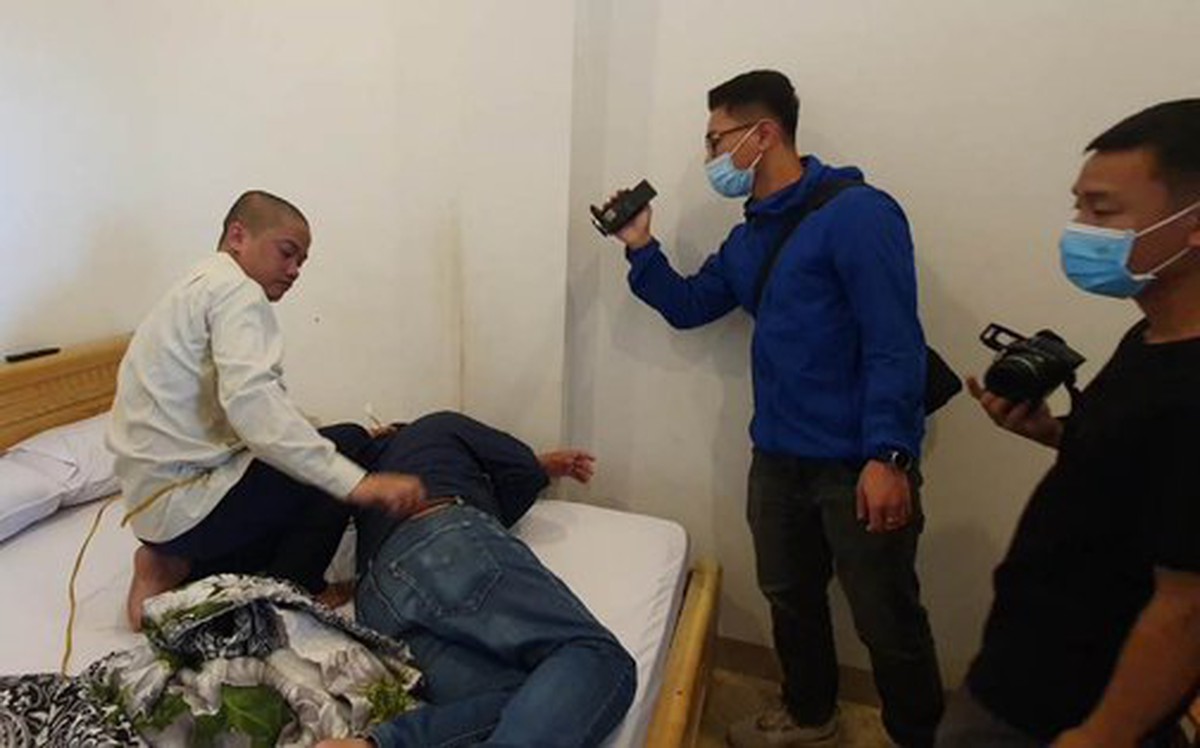 Thực nghiệm hiện trường vụ giết người yêu bằng dây sạc điện thoại