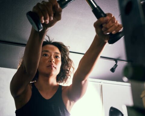 Sợ ánh nhìn ở phòng gym: Làm sao để người hướng nội bước vào khu tạ mà không thấy mình như “người ngoài hành tinh”?