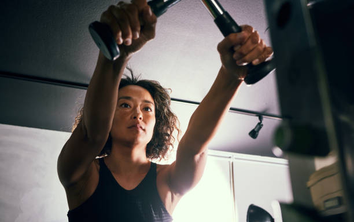 Sợ ánh nhìn ở phòng gym: Làm sao để người hướng nội bước vào khu tạ mà không thấy mình như “người ngoài hành tinh”?