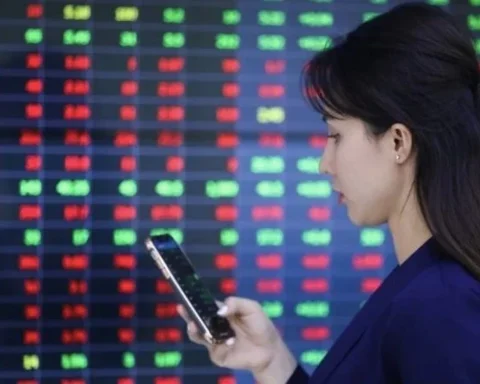 Nhà đầu tư chứng khoán chốt lời mạnh trước nghỉ lễ