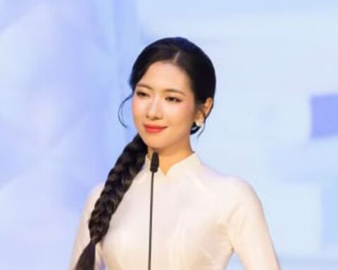Mỹ nhân Việt cất giọng chấn động lễ tốt nghiệp thì ra có quan hệ với Dược sĩ Tiến