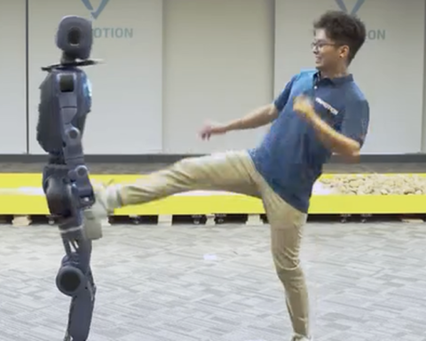 Robot hình người do công ty thuộc Vingroup phát triển gây bất ngờ khi tự đứng dậy, leo dốc