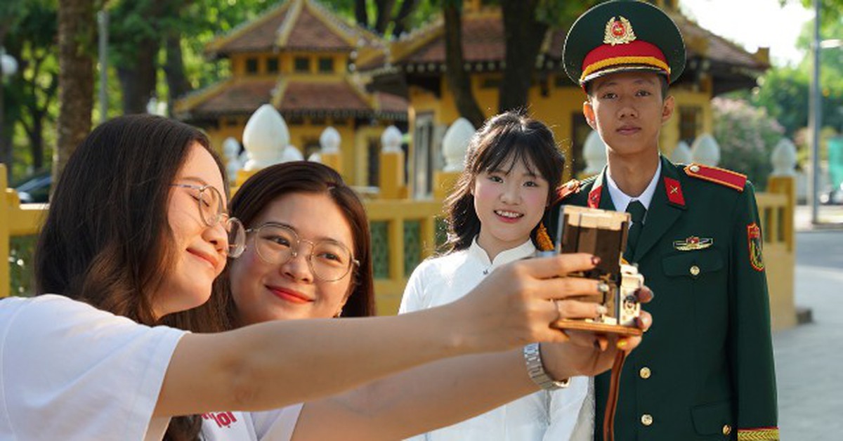 Từ Hải Phòng, Quảng Trị ra Hà Nội: 5h sáng dậy makeup, 7h có mặt ở Lăng Bác, 3 ngày khám phá hết thủ đô