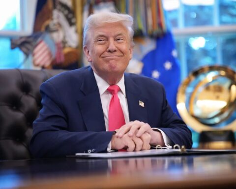 Tổng thống Trump chúc mừng đối tác vừa bắt tay FPT
