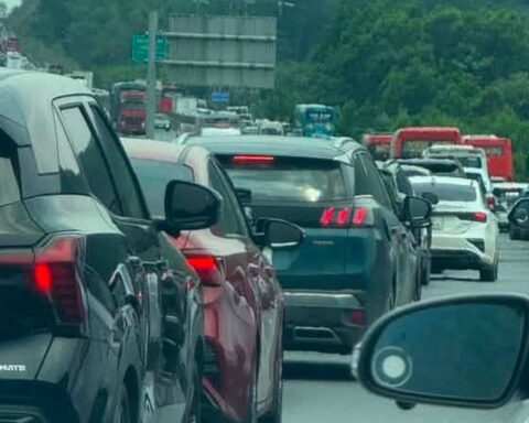 Kinh nghiệm xương máu vẫn bất lực: 12h đêm, 2h sáng và 12h trưa vẫn chưa xong, cửa ngõ phía Tây TP.HCM và các tỉnh đông nghẹt người đi nghỉ lễ