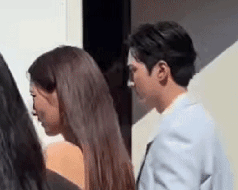 Kim Soo Hyun được tình cũ Jisoo (BLACKPINK) tình tứ dìu đỡ tại sự kiện Canneseries, tạo nên cảnh phim ngôn tình giữa đời thật