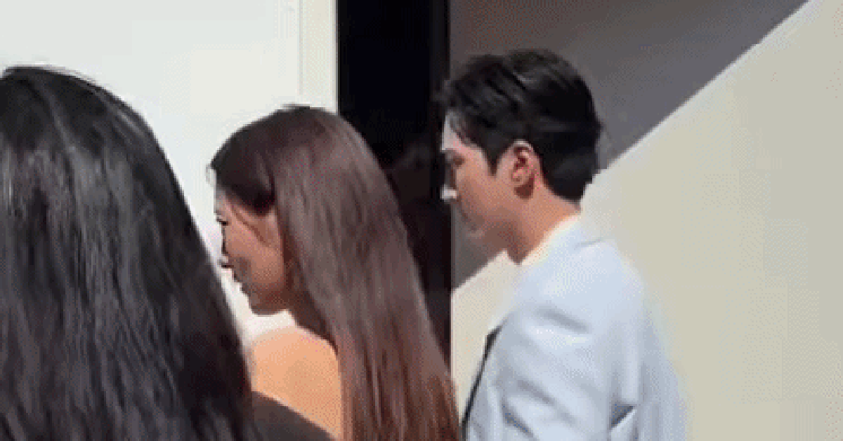 Kim Soo Hyun được tình cũ Jisoo (BLACKPINK) tình tứ dìu đỡ tại sự kiện Canneseries, tạo nên cảnh phim ngôn tình giữa đời thật