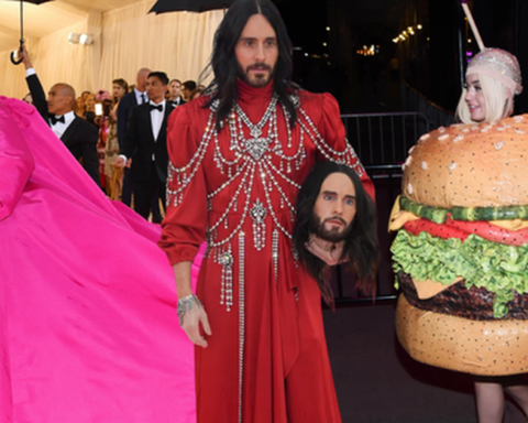Chưa có mùa Met Gala nào mà ai cũng “mặc hề” đến vậy, 7 năm trôi qua nhưng dân tình vẫn chế meme một người