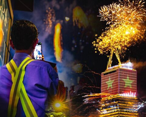 Rực rỡ pháo hoa trên bầu trời TP.HCM đêm 30/4