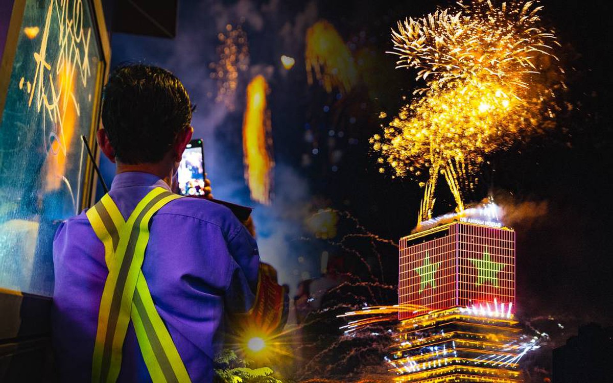 Rực rỡ pháo hoa trên bầu trời TP.HCM đêm 30/4