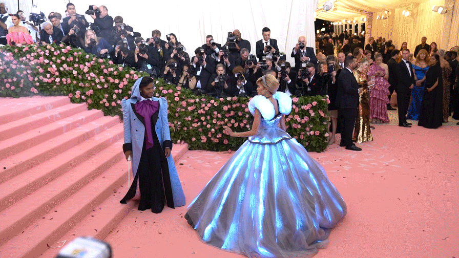 Chưa có mùa Met Gala nào mà ai cũng "mặc hề" đến vậy, 7 năm trôi qua nhưng dân tình vẫn chế meme một người- Ảnh 3.