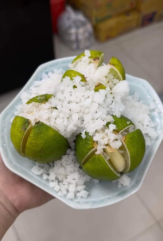 Không phải mê tín, giờ mới biết vì sao nhiều nhà luôn đặt 1 bát chanh muối ở góc phòng- Ảnh 1.