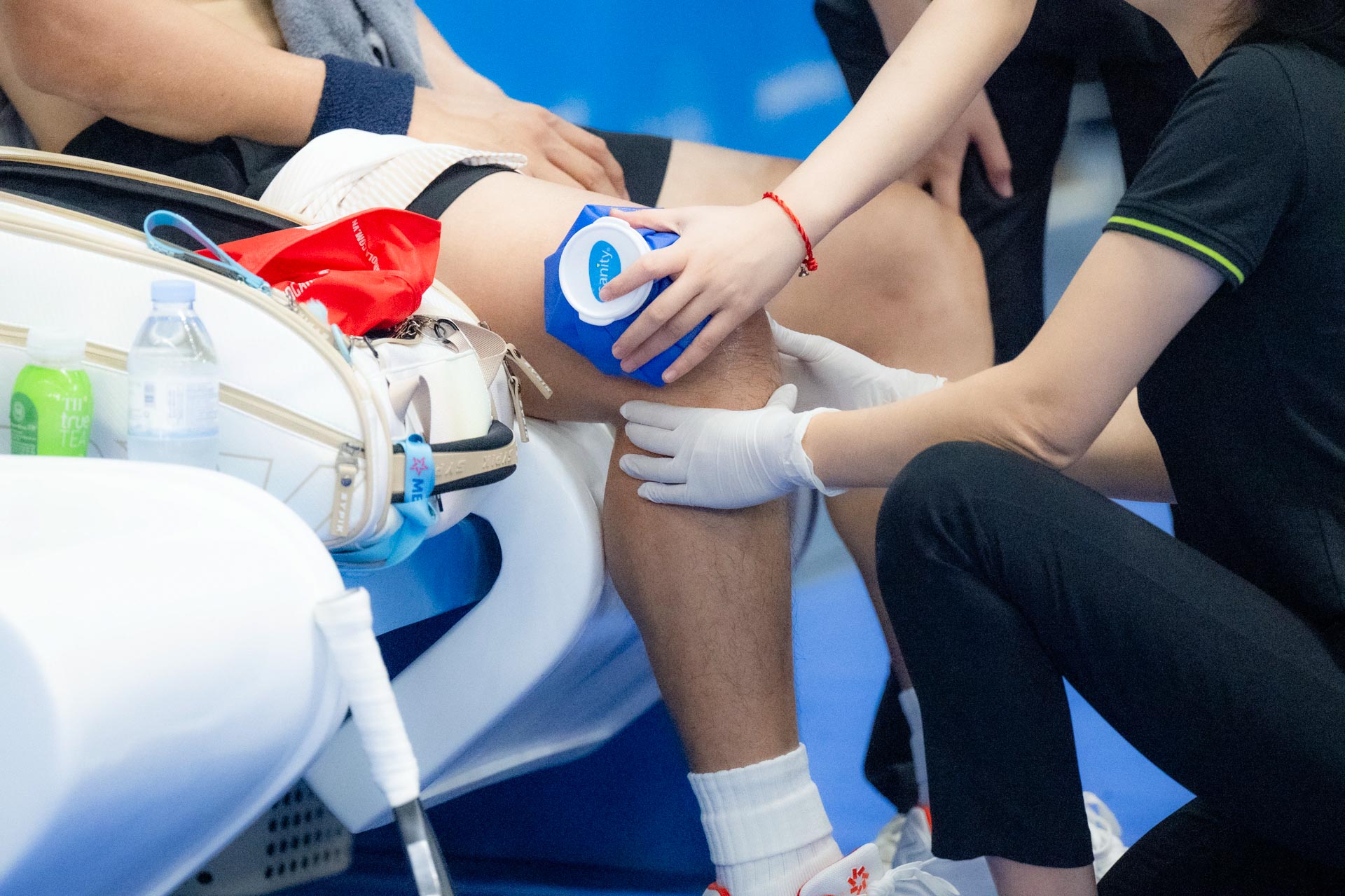 Vinh Hiển nén đau chấn thương, 