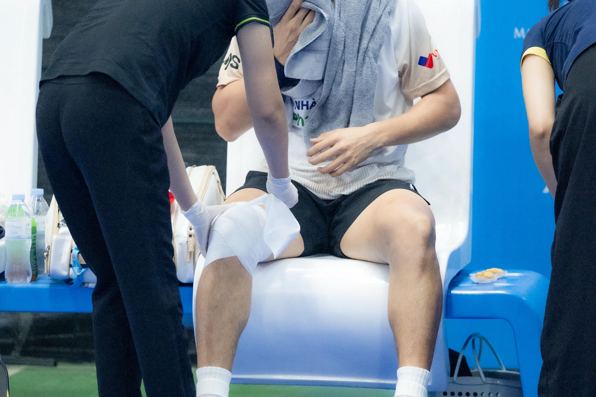 Vinh Hiển nén đau chấn thương, 