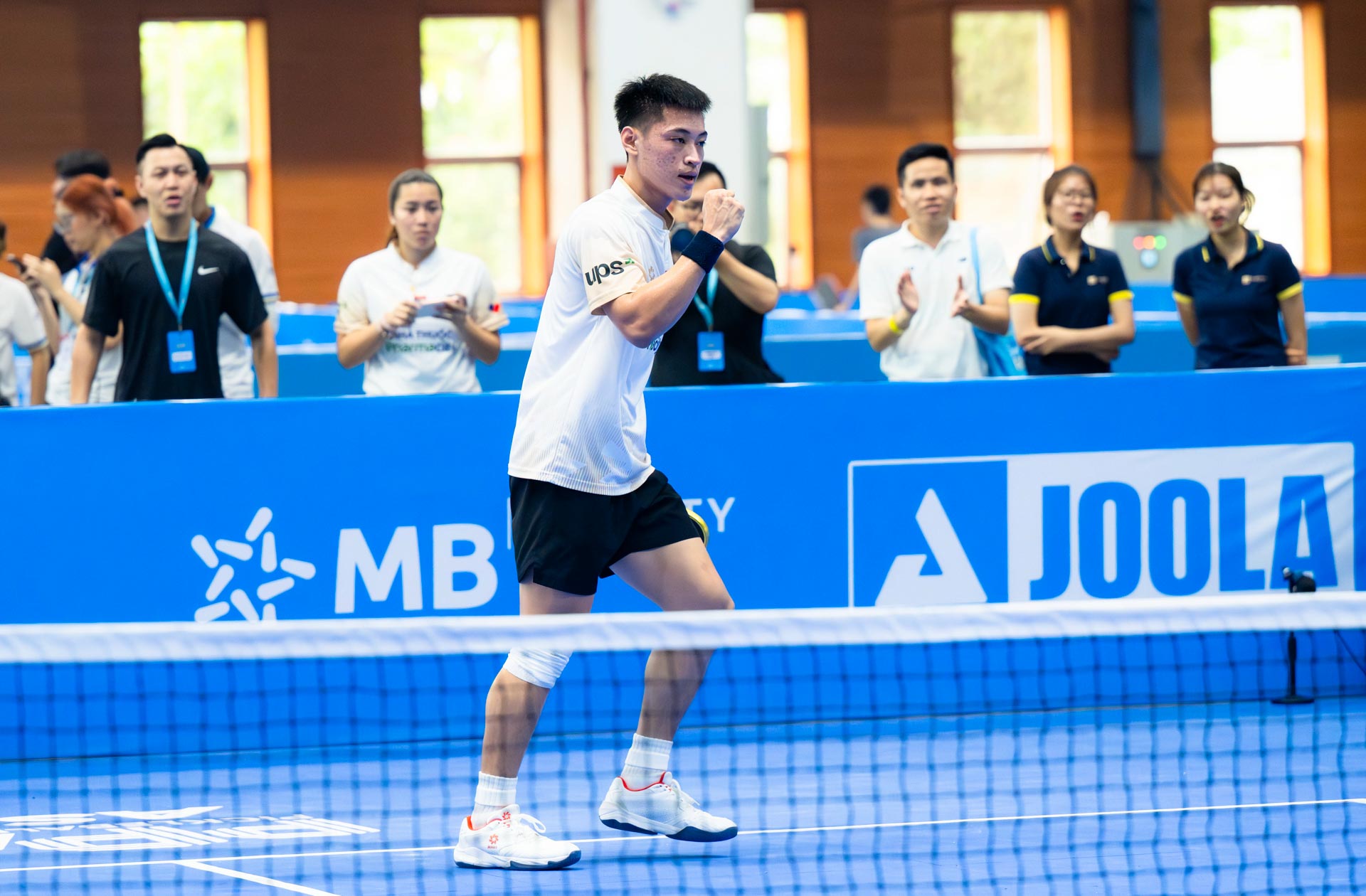 Vinh Hiển nén đau chấn thương, 